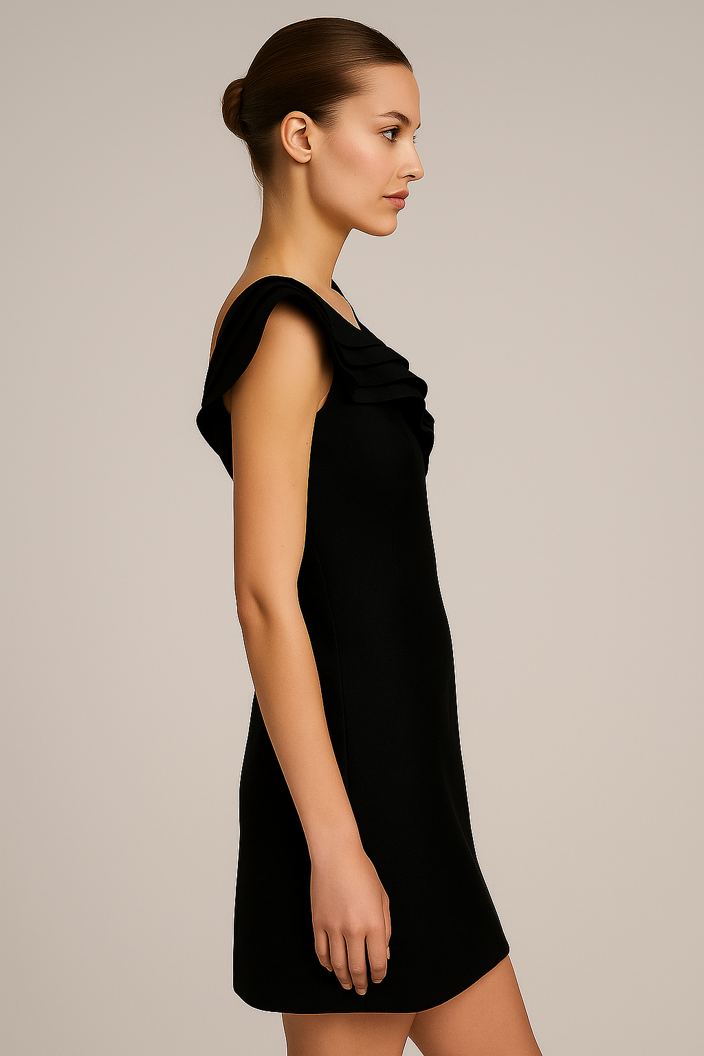 Sort minikjole i linnedblanding med flæser og V-hals